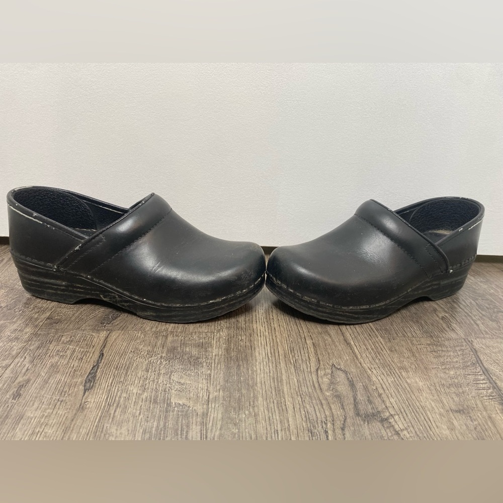 Dansko Cambrio Black Leather Clogs, Size 39 - Picture 6 of 7